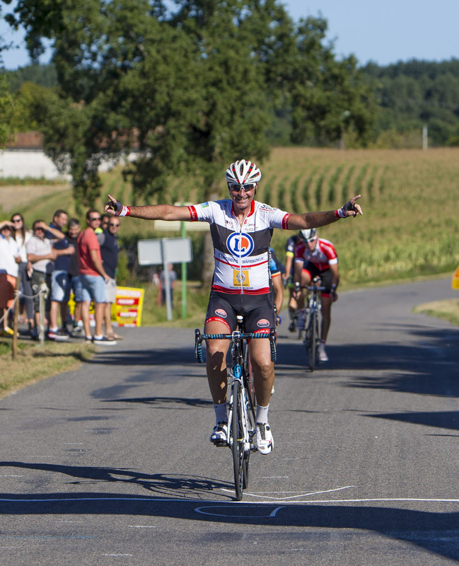 Le 20/08/17 LA CHAISE (16) Victoire de Jean-Christophe Nadon AC4B en 2ème cat , Adrien Berthomme et Philippe Nadon AC4B peloton en 2 ème cat , David Marcadier AC4B peloton en 3 ème cat ,Jean-Pierre Gaboriaud et Maxime Wisocka AC4B pelton en GS . ici Photos Dennis Sackett Bientôt