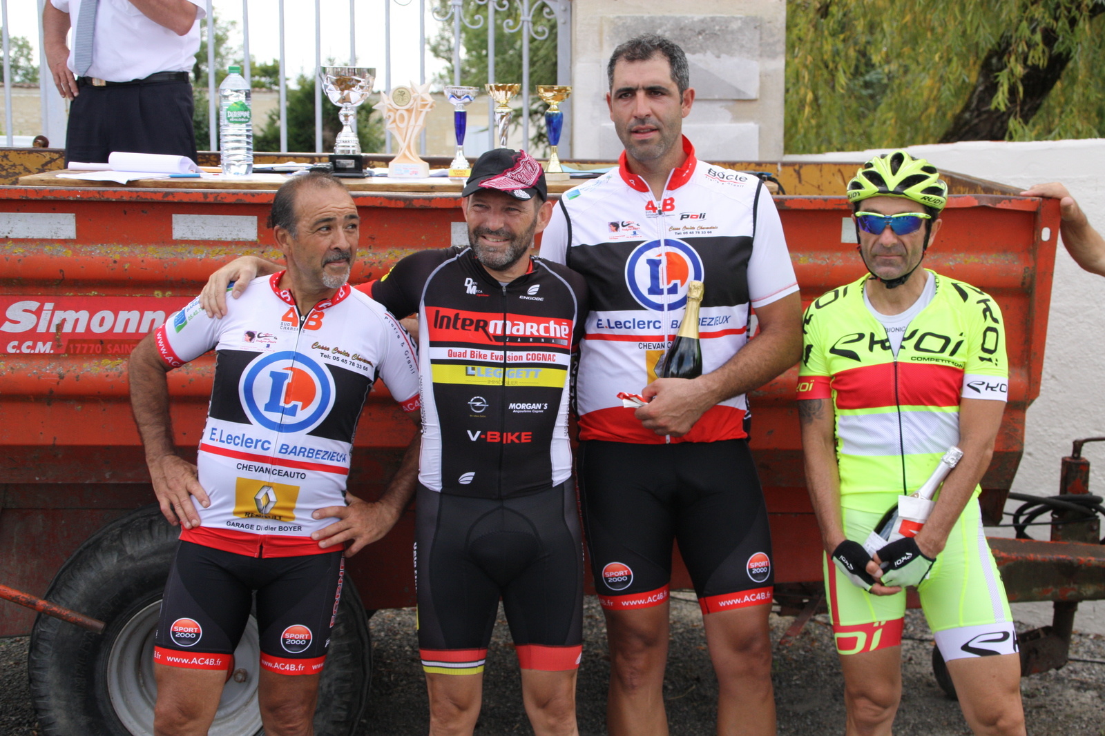 Le 13 août 2017 SAINTE MEME (17) PC D1-D2 --D3-D4 - 3 ème au scratch Jean-Paul Giraud AC4B en D3-D4 et 2 ème en D3 , 4 ème au scratch Adrien berthommeAC4B en D3-D4 et 3 ème en D3 , 10 ème au scratch Jean-Christophe Nadon AC4B en D1-D2 et 4 ème en D2 . ici Photos Dennis Sackett .