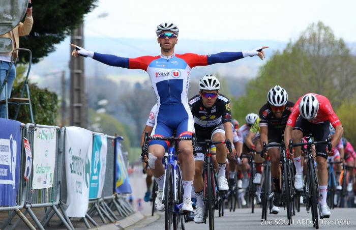 Théo MENANT VENDÉE U  Lire la suite : https://www.directvelo.com/actualite/87663/trophee-maxime-mederel-saint-sulpice-les-feuilles-theo-menant-1er